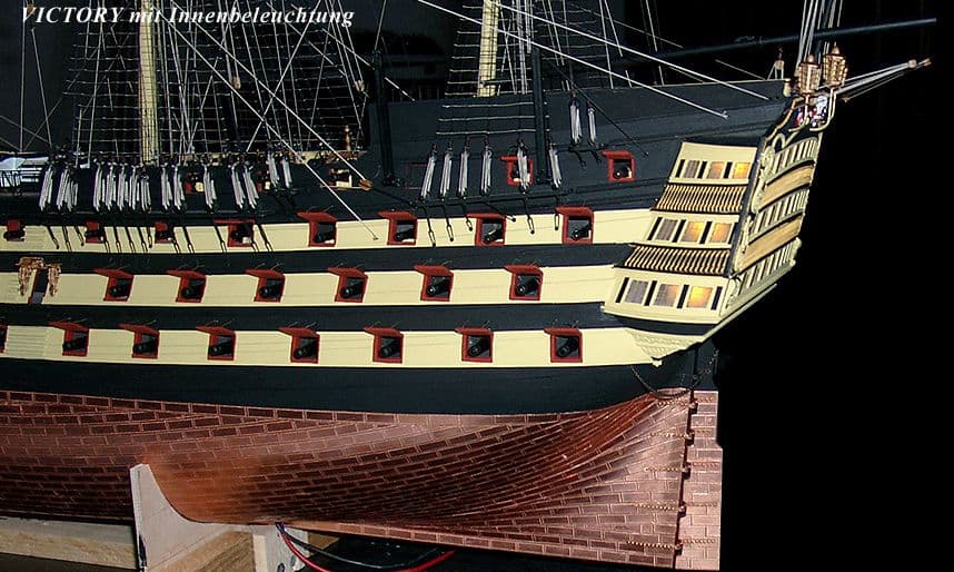HMS Victory mit Innenbeleuchtung im Detail